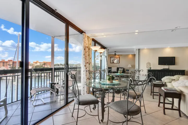 Living Room/Terrace