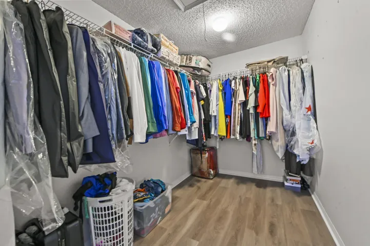30 Closet 01