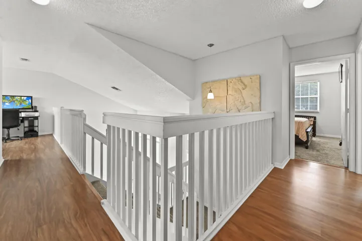 19 Upstairs Landing 01