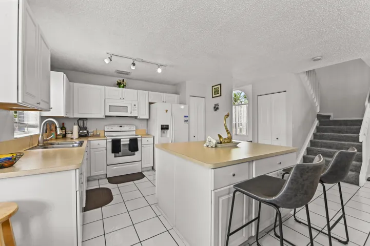 14 Kitchen 02