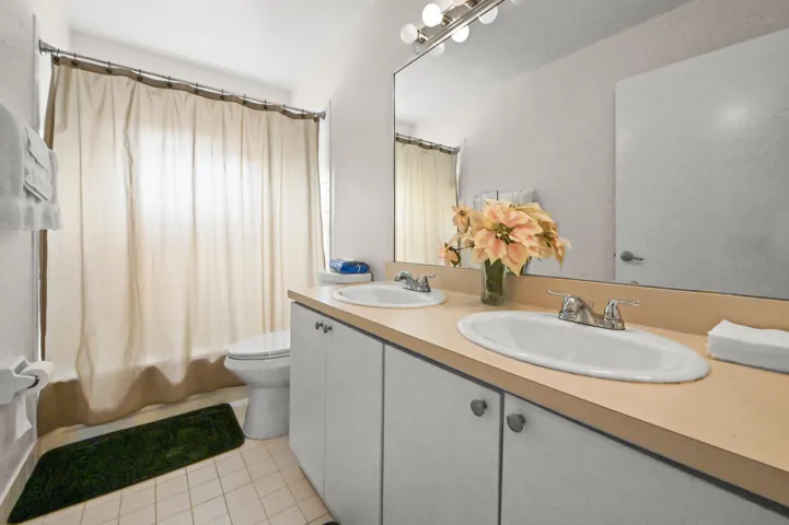 27 Bathroom 01