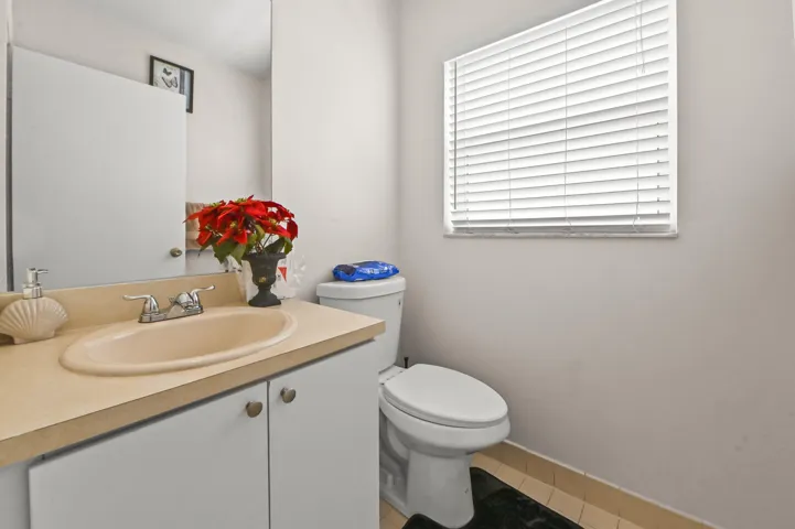 10 Bathroom 01