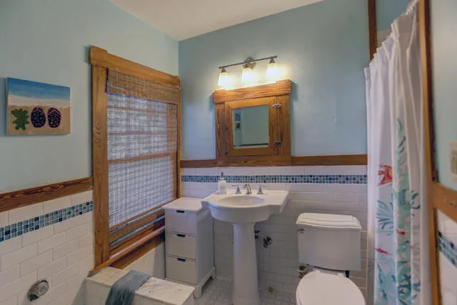 Bath with shower and tub 314 Cranesnest
