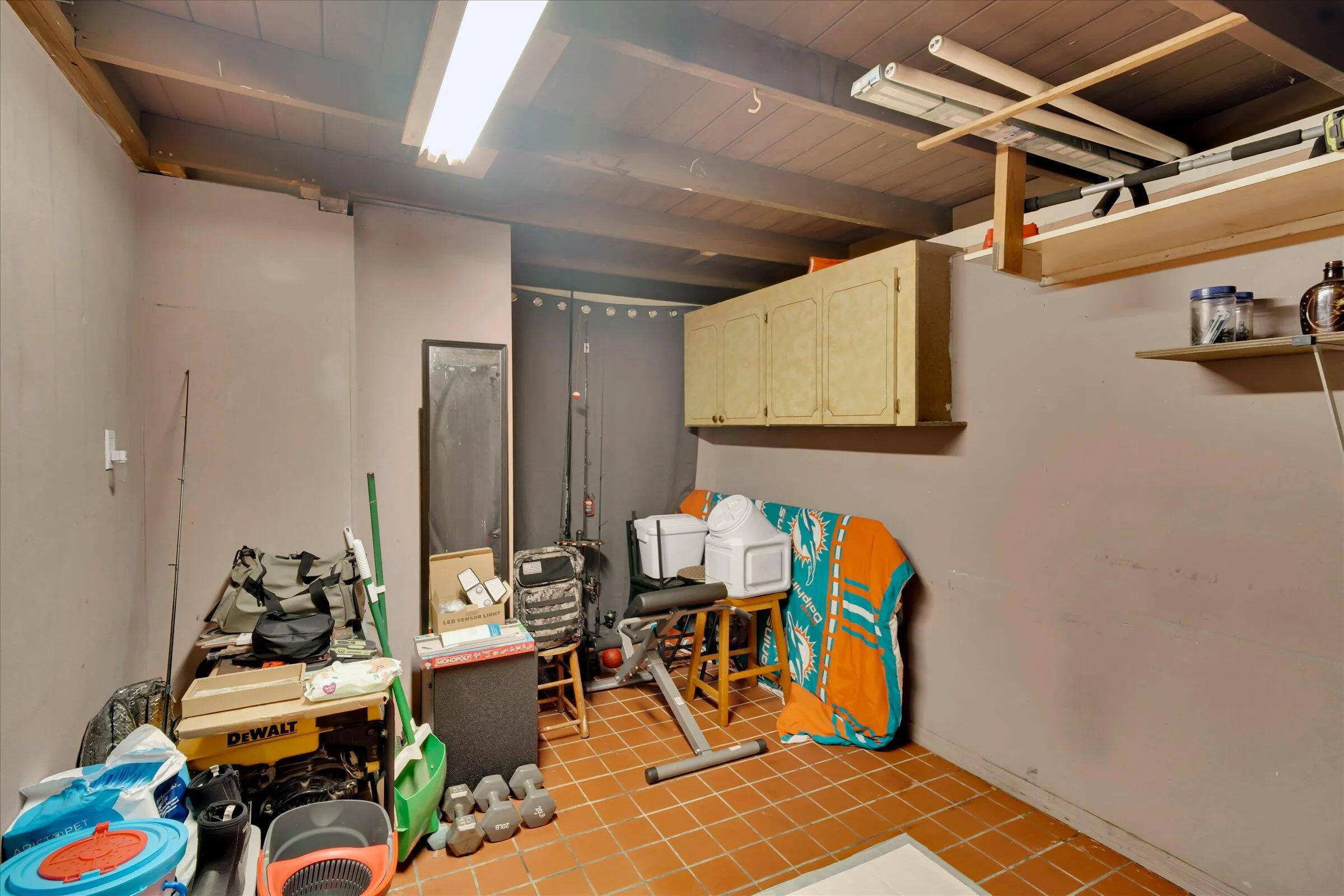 Extra room off the kitchen. make into an office/den