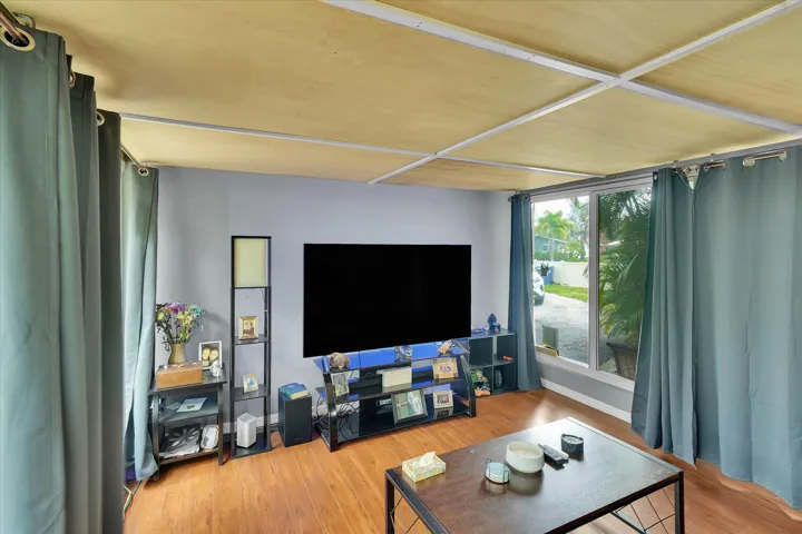 10-308 NW 27th Street-10