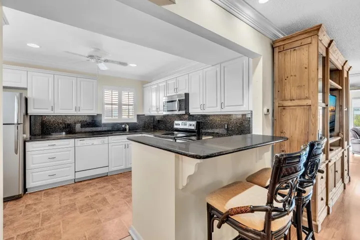 Kitchen w/Breakfast Bar