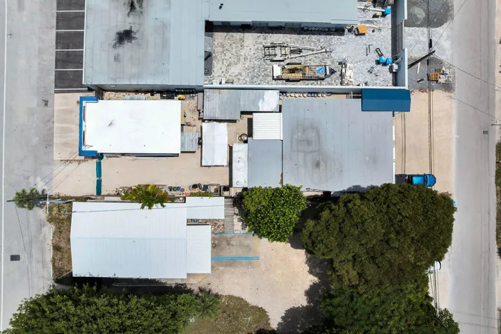 Driveway & Parking Space for Work Equipment and Vehicles