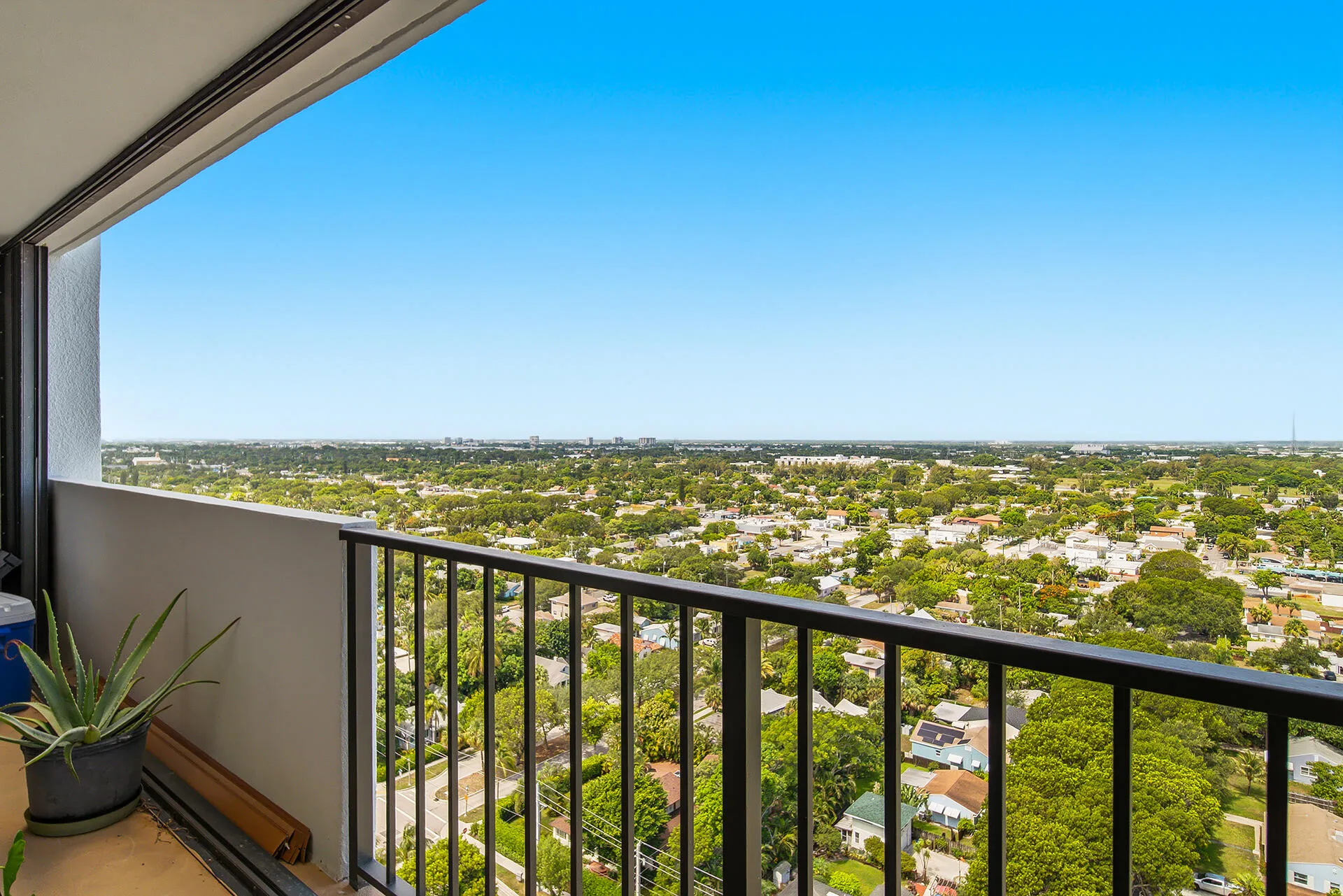 5600-N-FLAGLER-DR-2202-33407-018