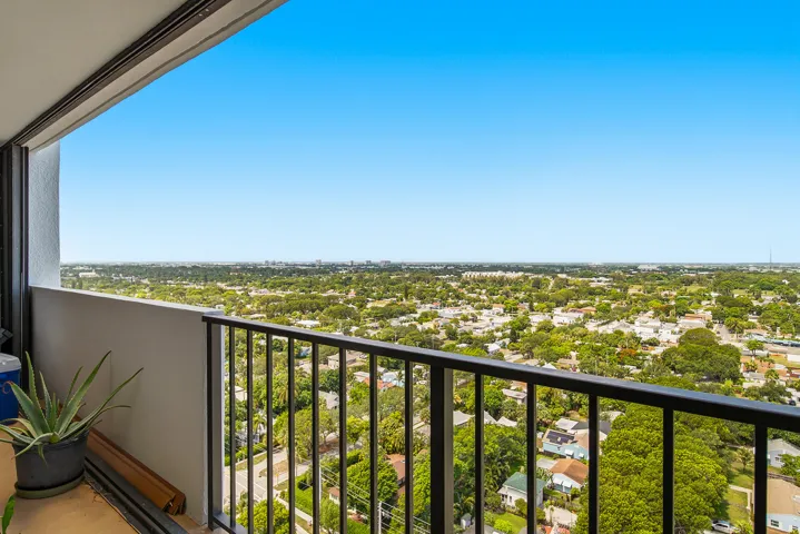 5600-N-FLAGLER-DR-2202-33407-018