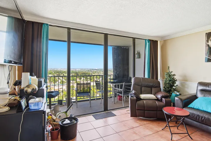 5600-N-FLAGLER-DR-2202-33407-006