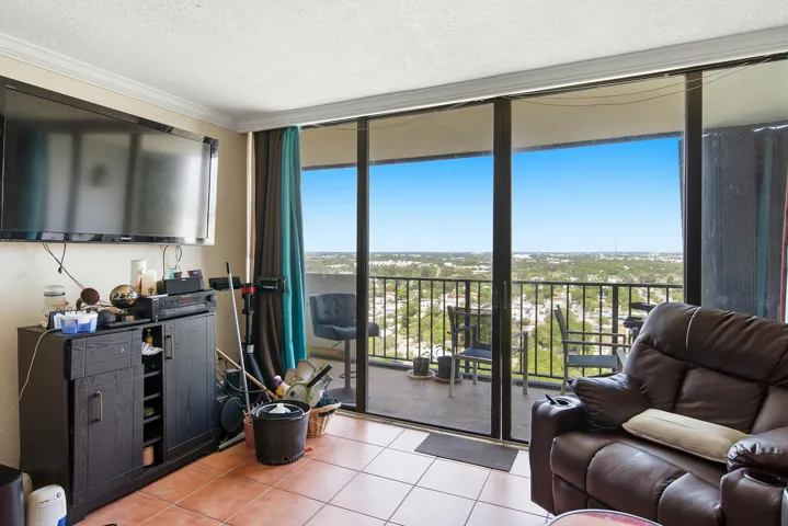 5600-N-FLAGLER-DR-2202-33407-007