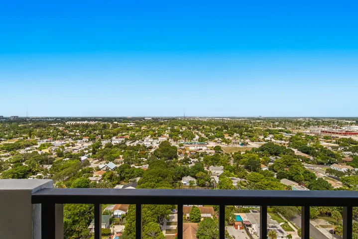 5600-N-FLAGLER-DR-2202-33407-020