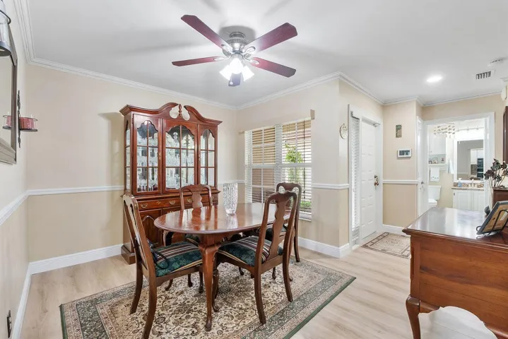 Dinning Room great for entertaining