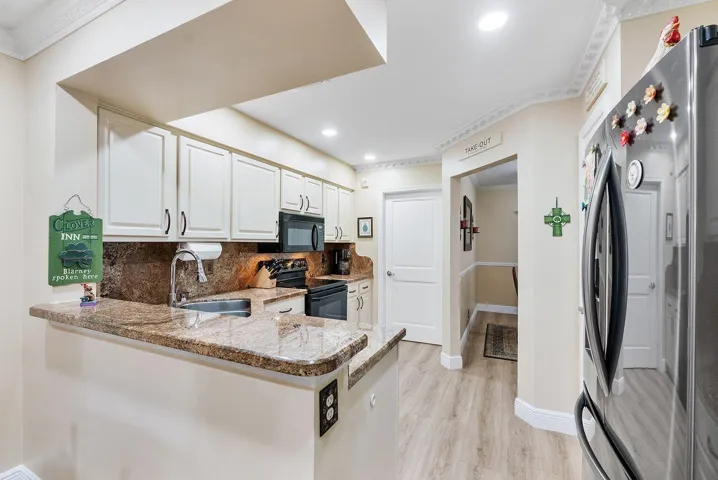 Large Upgraded Kitchen with upgraded stainless steel appliances
