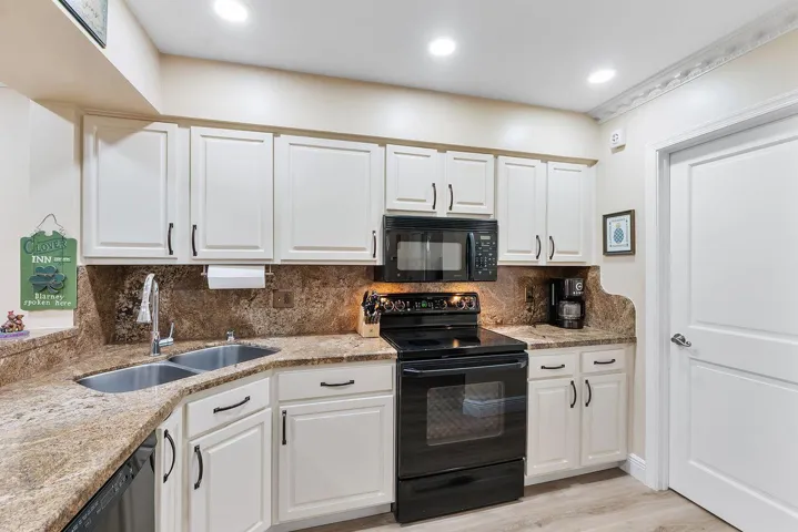 Upgraded Kitchen and premium cabinets