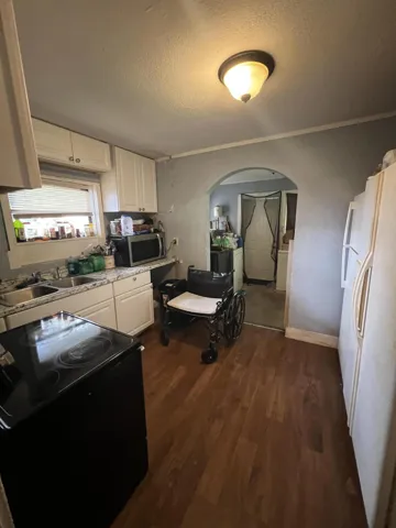 29 122 Kitchen from Living Room
