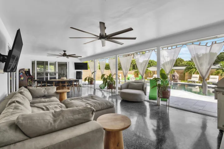 6800 NW 6th St-12