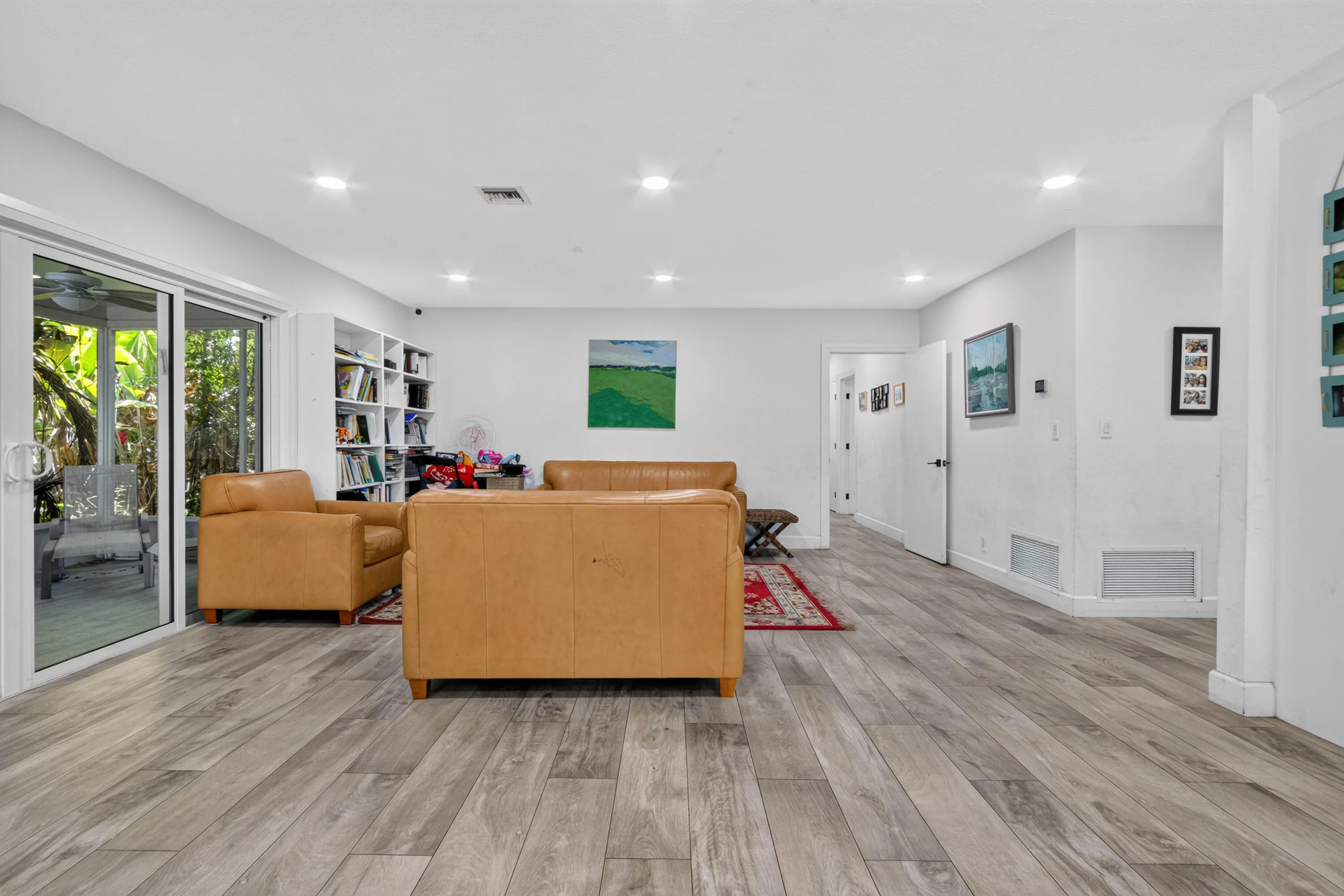 9404 NW 37th Ct _017