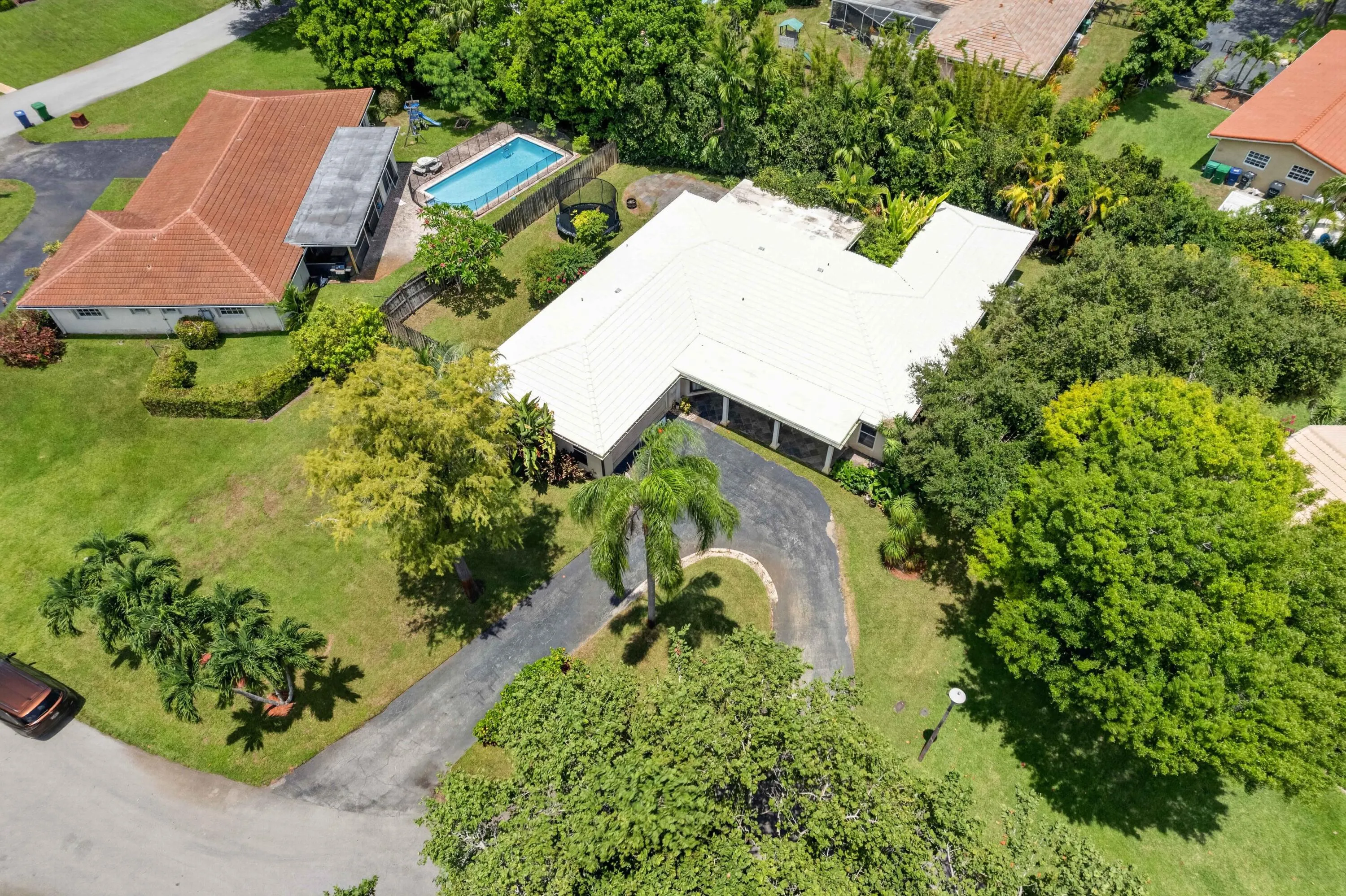 9404 NW 37th Ct _056