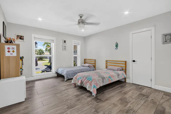 9404 NW 37th Ct _020