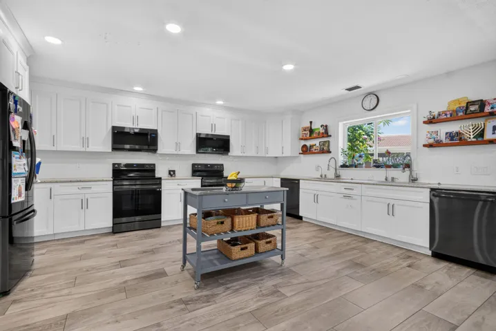 9404 NW 37th Ct _013