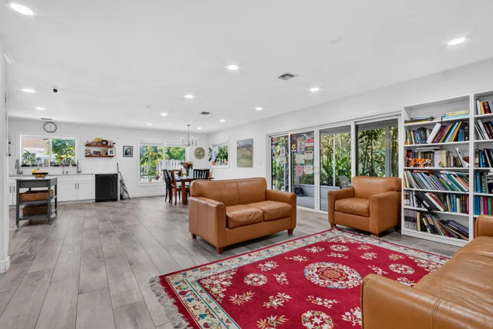 9404 NW 37th Ct _008