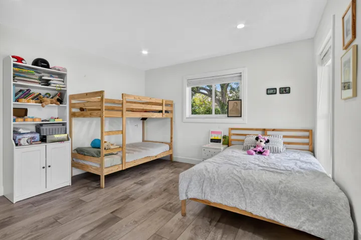 9404 NW 37th Ct _033