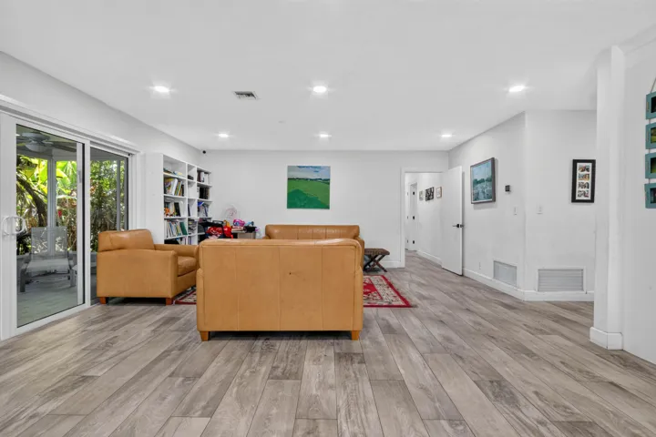 9404 NW 37th Ct _017