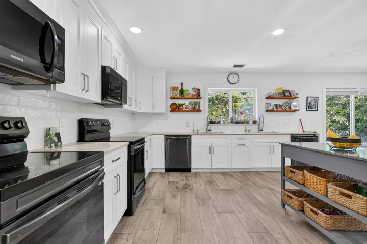 9404 NW 37th Ct _012