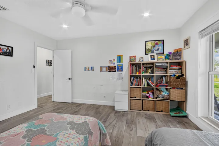 9404 NW 37th Ct _021
