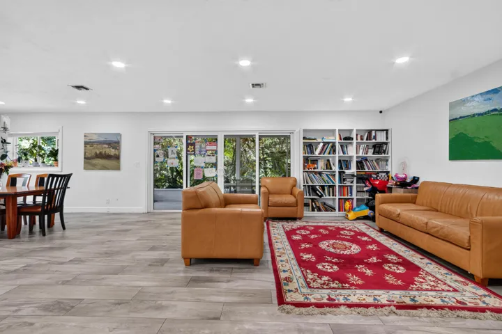 9404 NW 37th Ct _007
