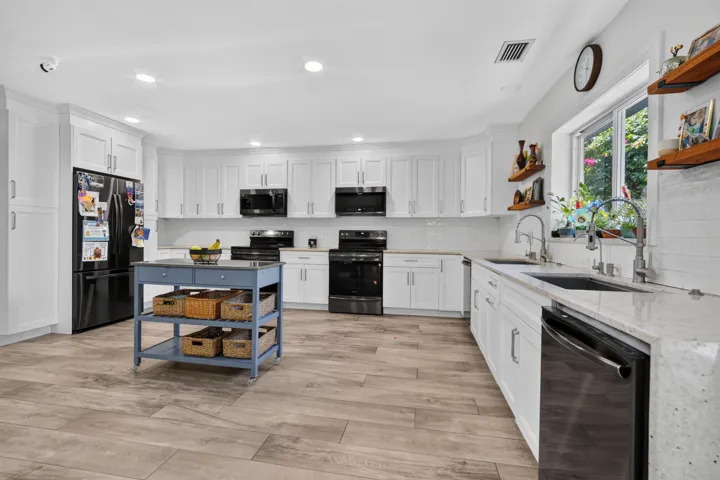 9404 NW 37th Ct _011