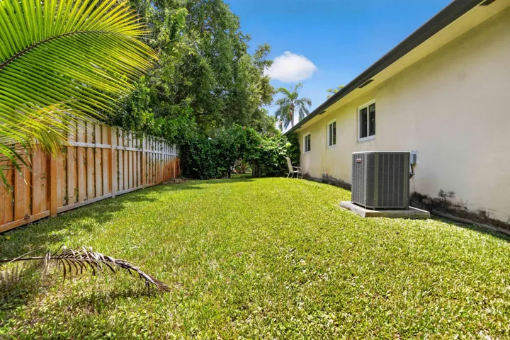 9404 NW 37th Ct _029