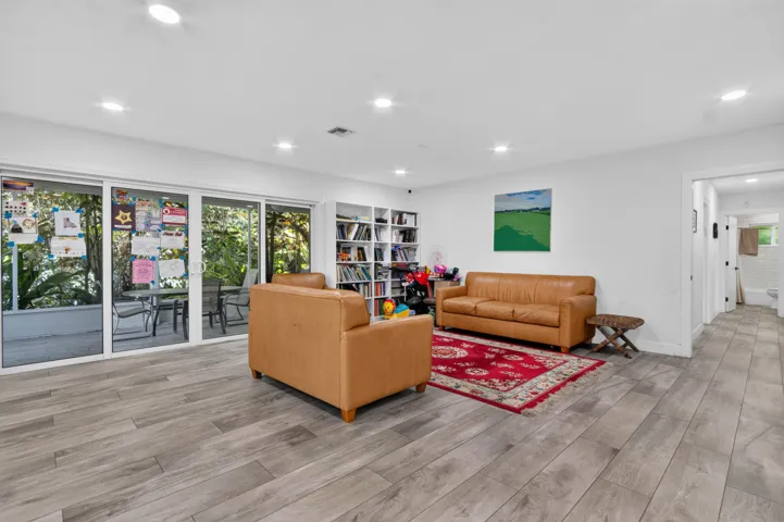 9404 NW 37th Ct _010
