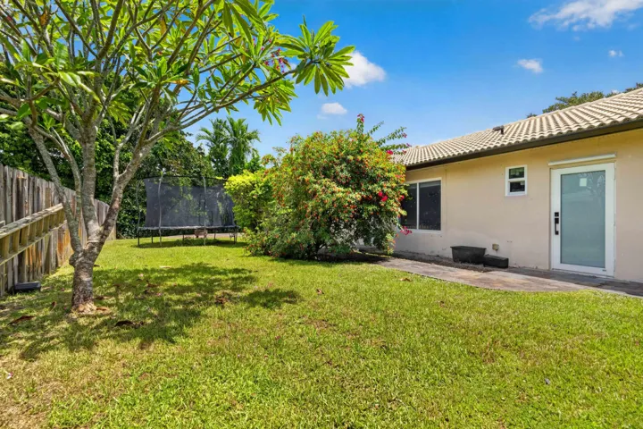 9404 NW 37th Ct _027