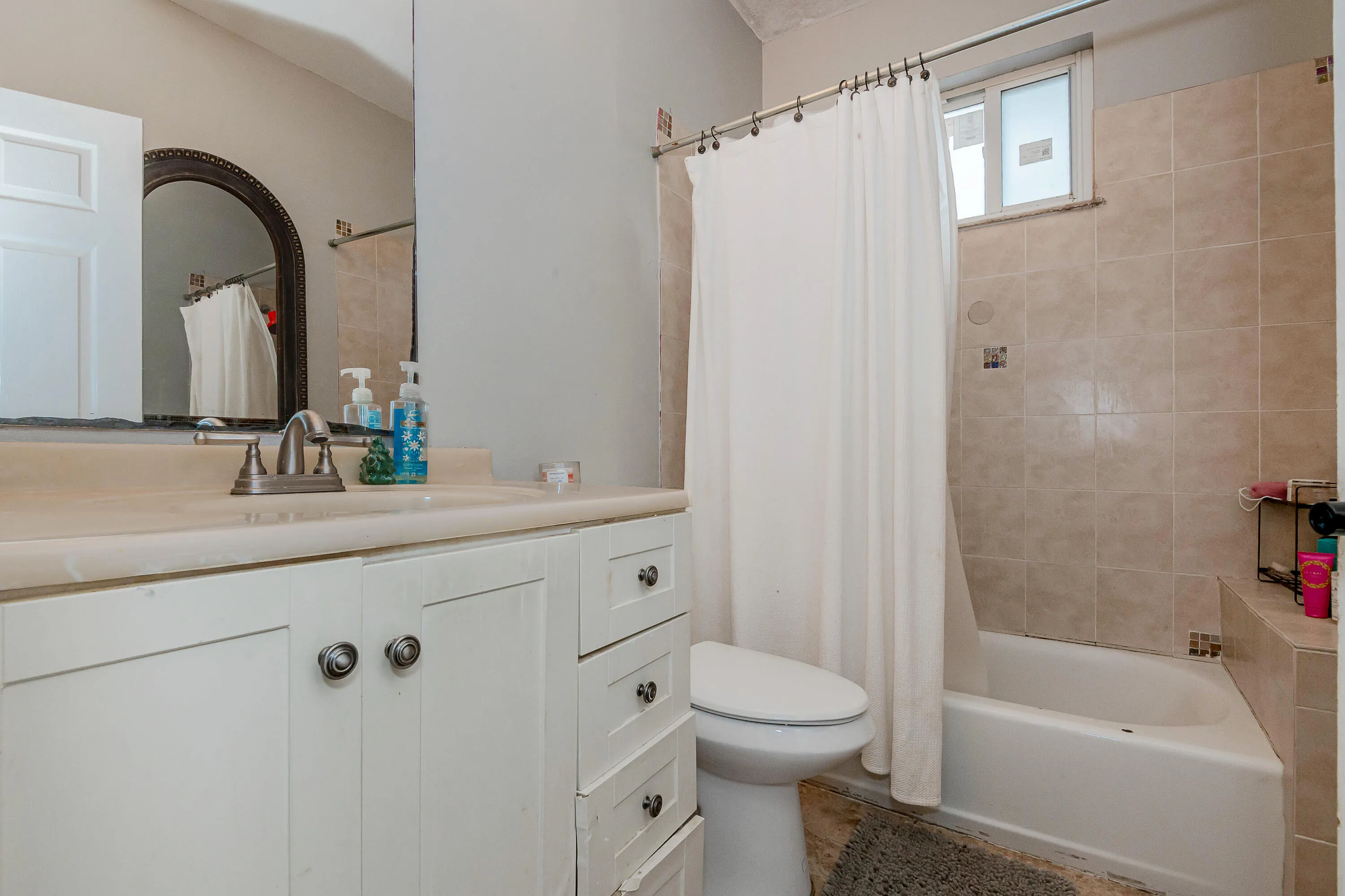 2nd Upstairs Bathroom