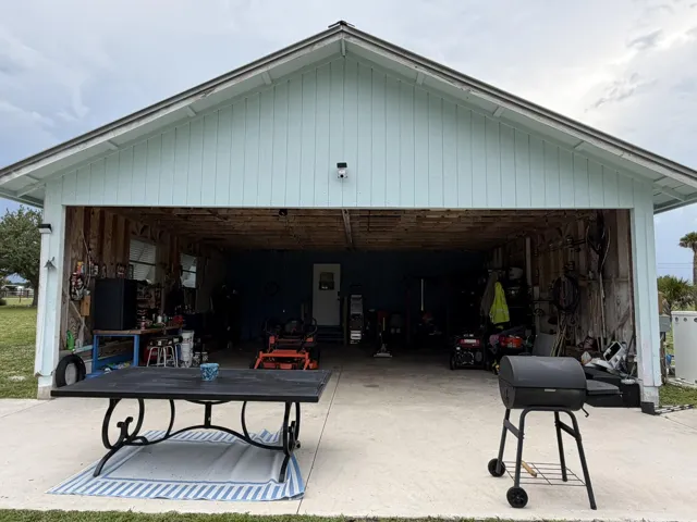 back/airplane hanger