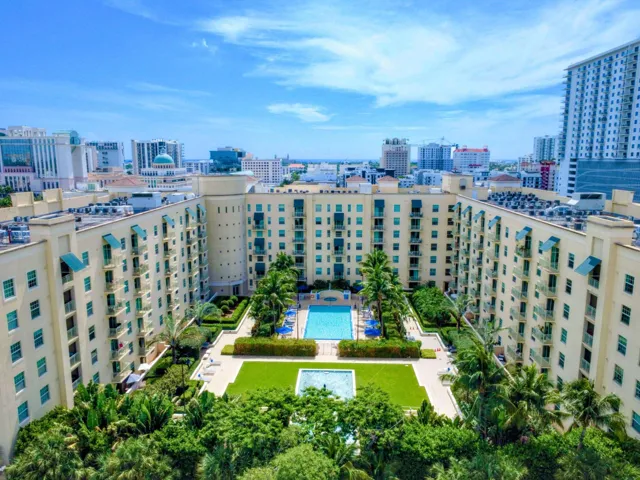 610 Clematis​​‌​​​​‌​​‌‌​‌‌​​​‌‌​‌​‌​‌​​​‌​​ courtyard