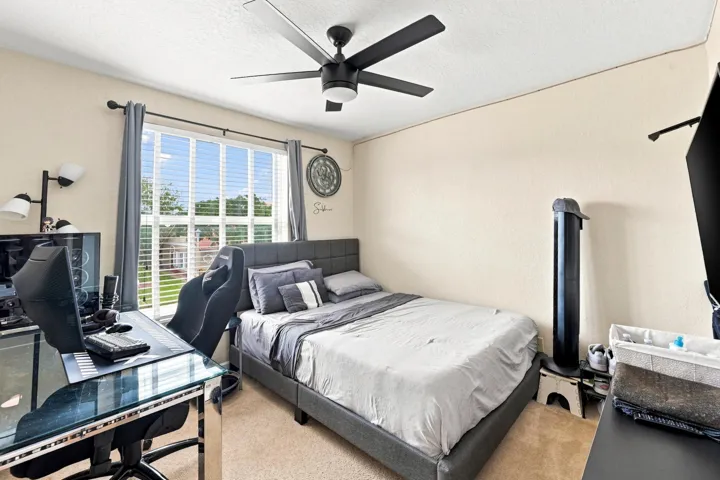 17_bedroom