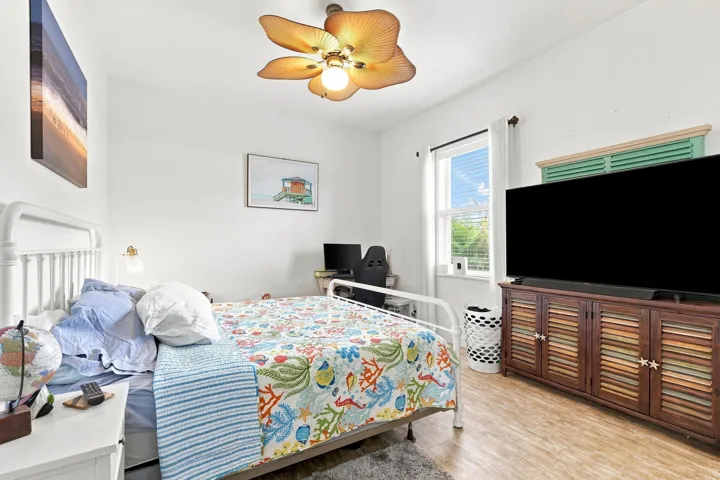 22_bedroom