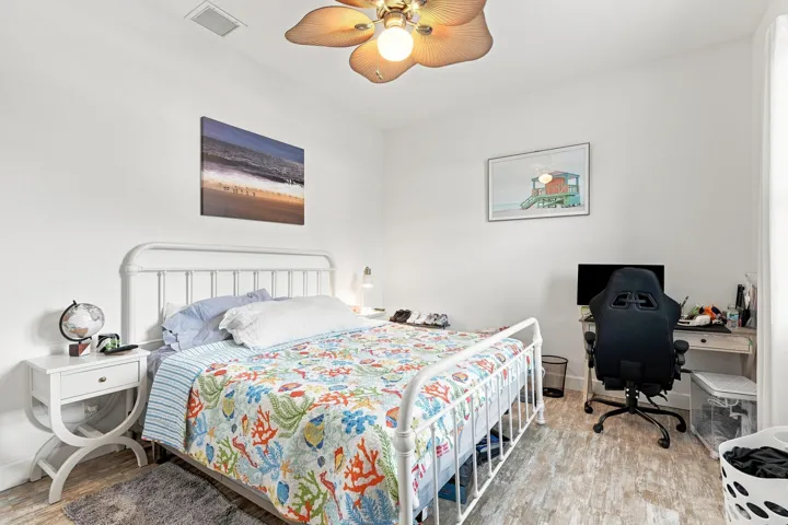 23_bedroom