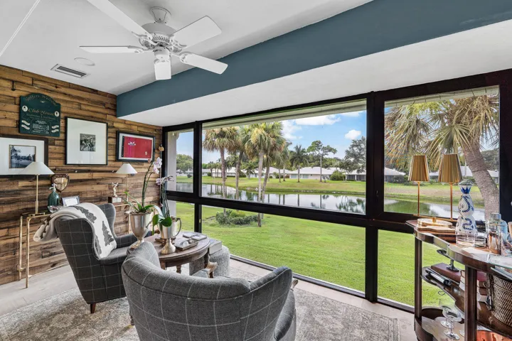 View & Casual Living Area
