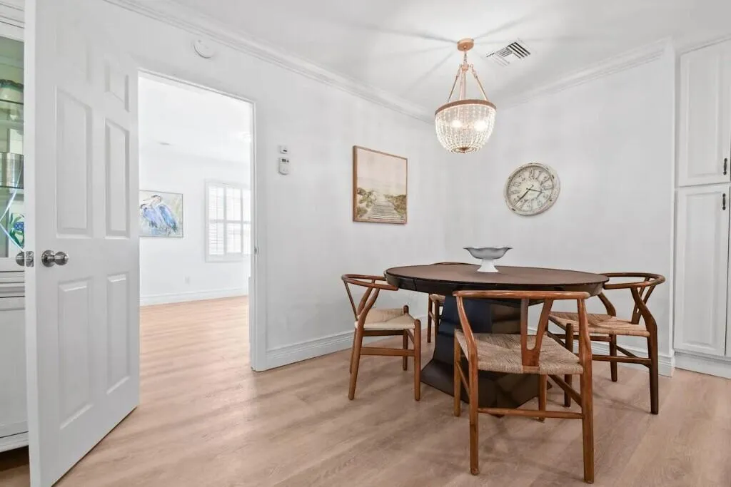 Kitchen Dining Area