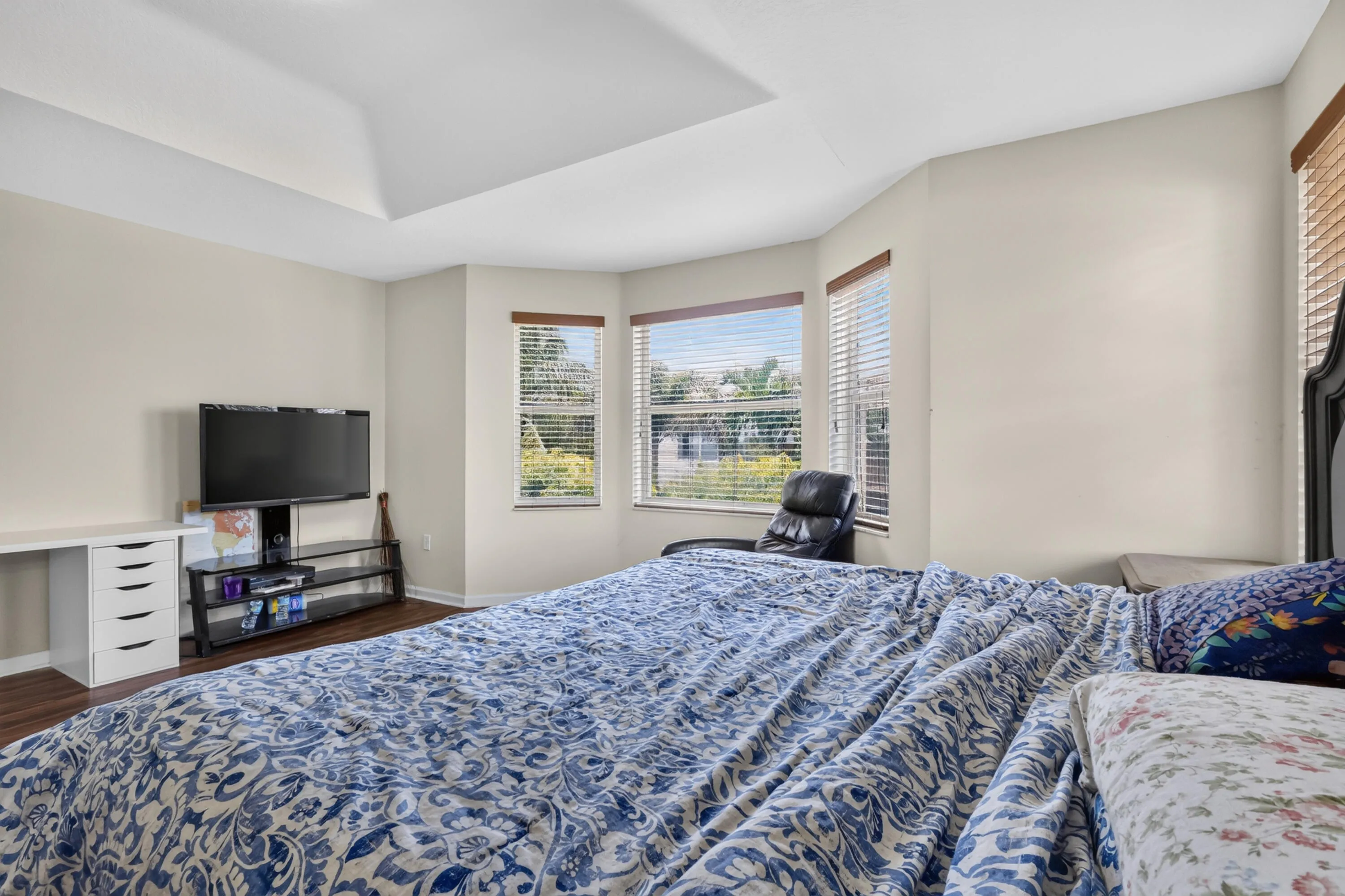 Recessed tray ceiling with light-toned walls
