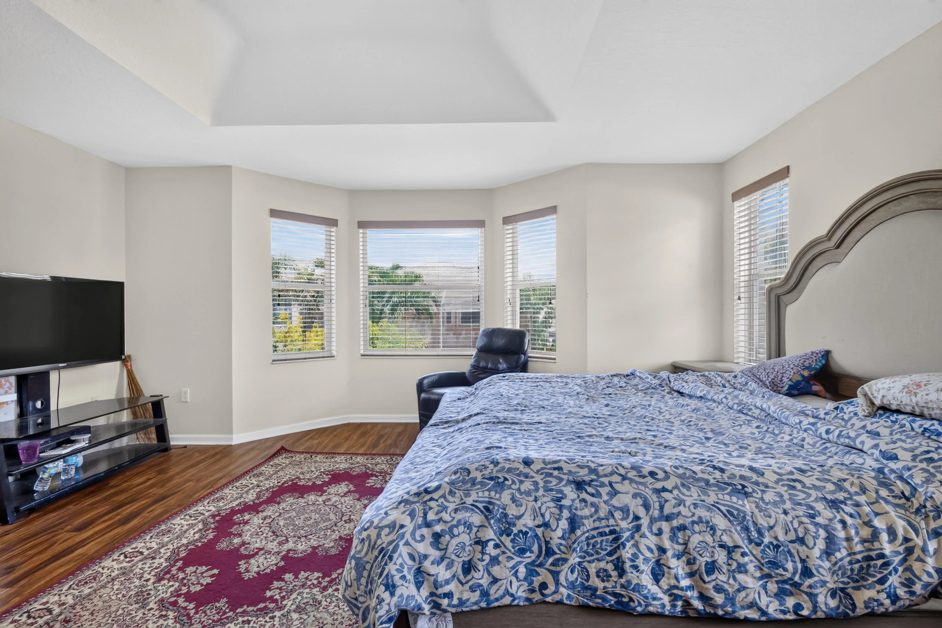 Tray ceiling with recessed lighting