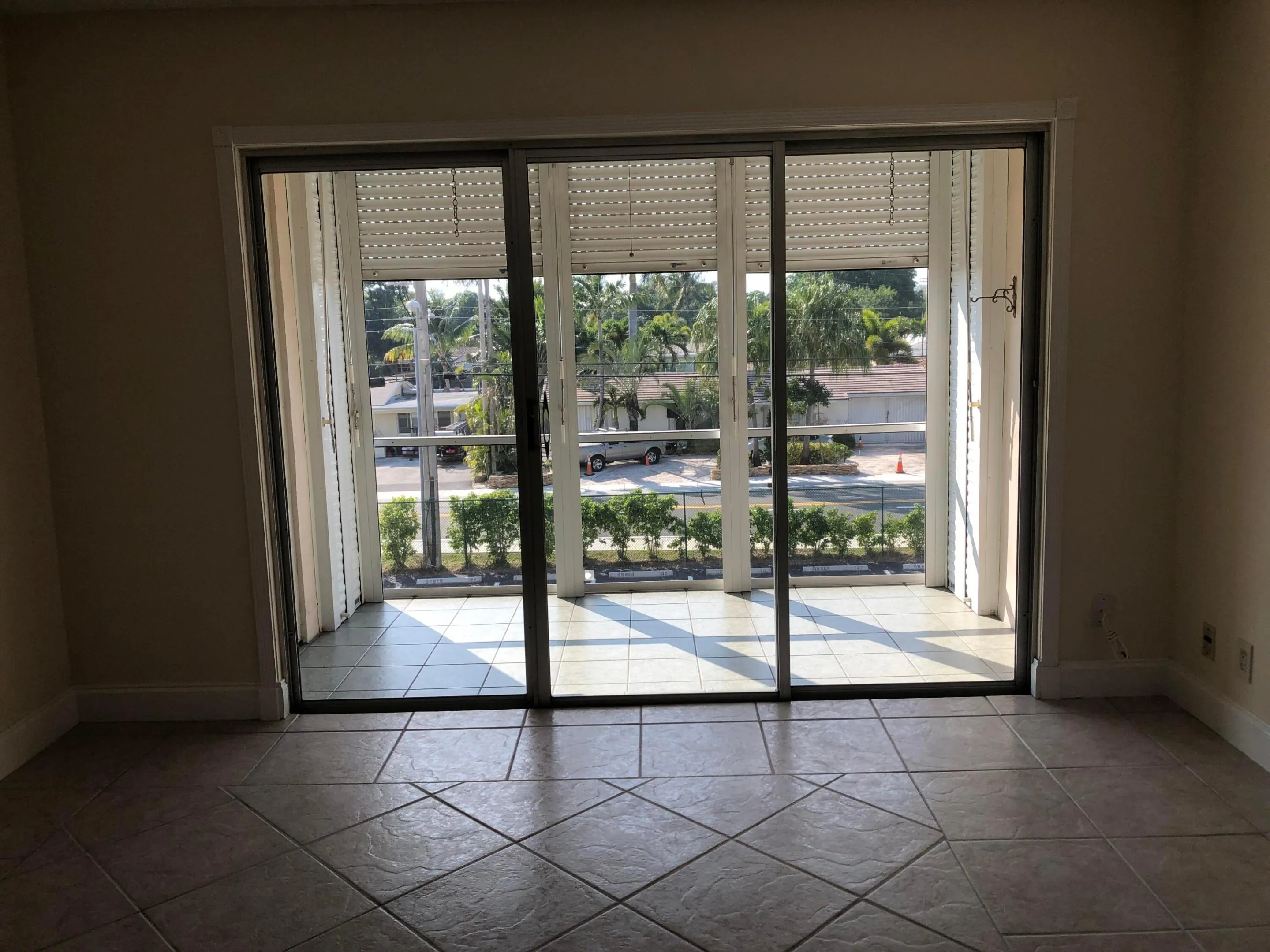 LIVING ROOM /BALCONY