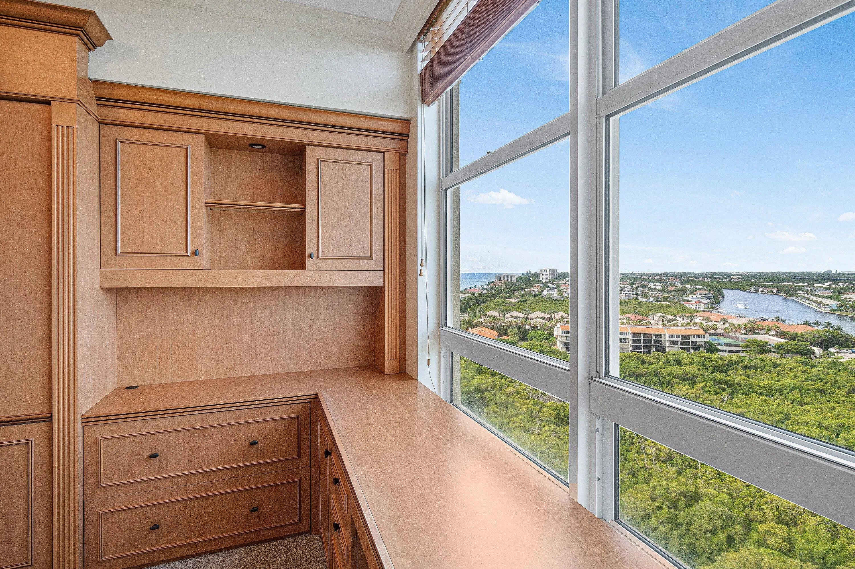 VIEWS OF THE INTRACOASTAL, LUSH LANDSCAPING AND CITY!