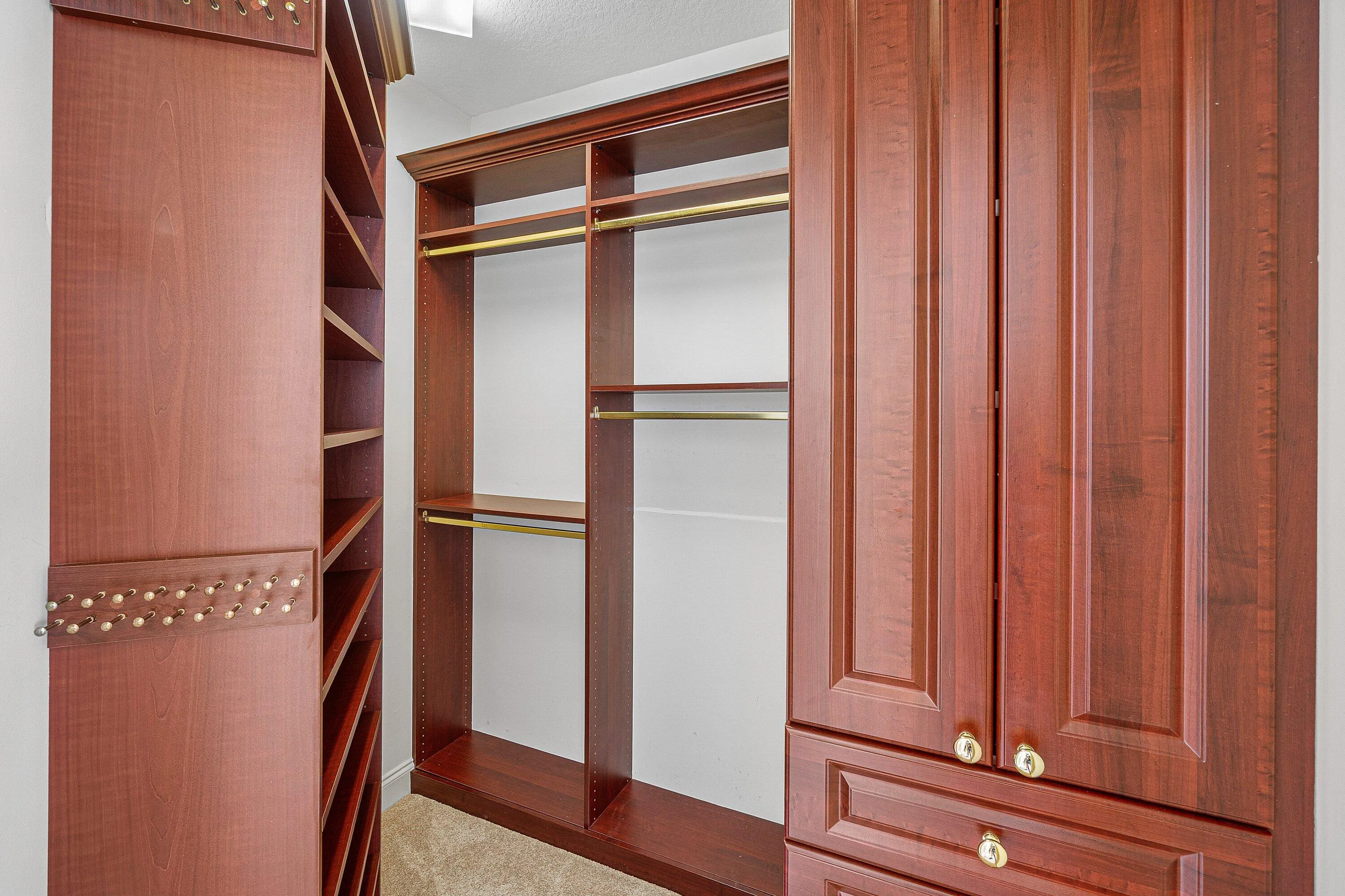 CUSTOM WALK IN CLOSET