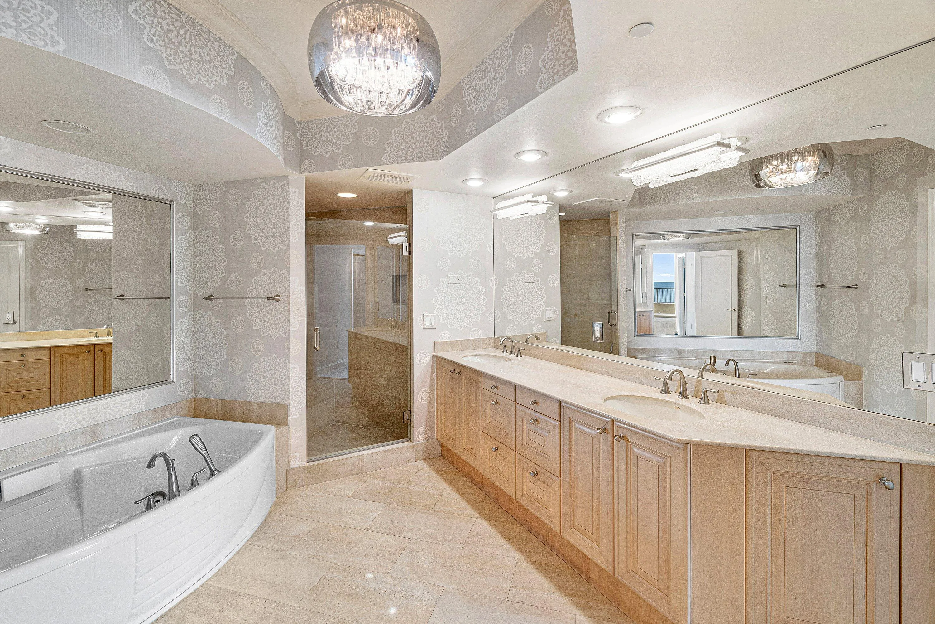 DUAL SINKS, SEPERATE SHOWER & LARGE SPA TUB