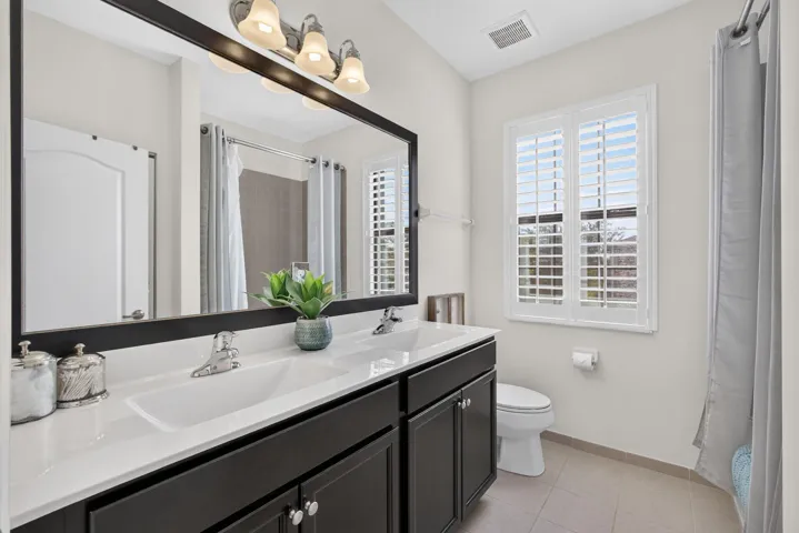 2nd Bathroom (upstairs)